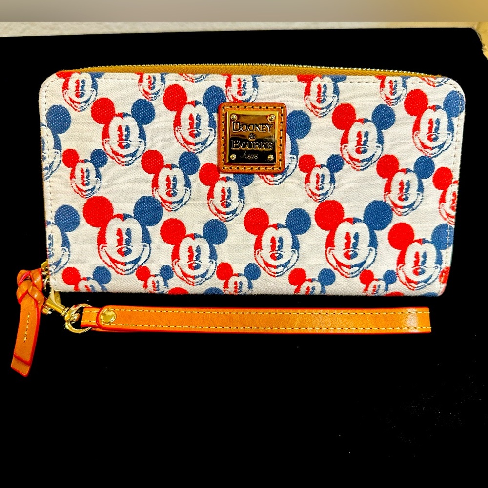 Dooney & Bourke American Wallet Disney collection